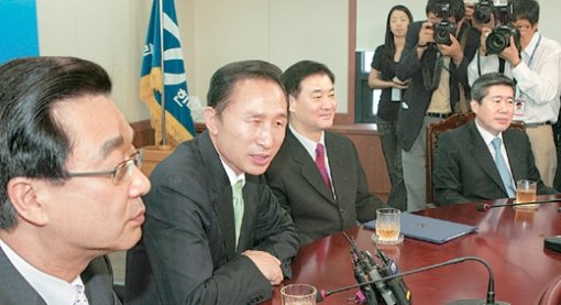 신임 당직자들과 환담한나라당 이명박 대선 후보(왼쪽에서 두 번째)가 21일 서울 영등포구 여의도 당사를 방문해 임명장을 받은 신임 당직자들과 이야기를 하고 있다. 연합뉴스