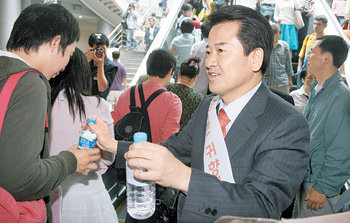 역에서 대통합민주신당 정동영 전 열린우리당 의장이 22일 오후 서울역에서 서울지하철 노동조합이 마련한 생수를 추석 귀성객들에게 나눠 주며 인사하고 있다. 김동주 기자