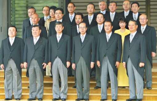 기념 촬영후쿠다 야스오 일본 신임 총리(앞줄 왼쪽에서 네 번째)와 새로 임명된 각료들이 26일 도쿄 왕궁 앞에서 기념 촬영했다. 도쿄=AP 연합뉴스