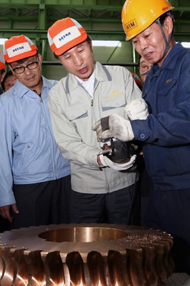 한나라당 이명박 대선후보(가운데)가 23일 인천 남구 도화동의 한 중소기업을 방문해 프레스 기계 제작 과정에 대한 설명을 듣고 있다. 인천=연합뉴스