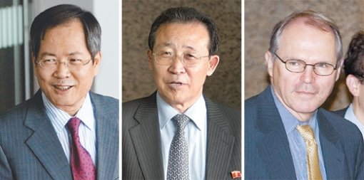 남-북-미 대표들 베이징으로27일부터 중국 베이징에서 열리는 북핵 6자회담을 앞두고 각국 대표들이 속속 모습을 드러내고 있다. 25일 김계관 북한 외무성 부상(가운데)이 베이징 서우두 공항에 도착한 데 이어 26일 각각 도착한 천영우 외교통상부 한반도평화교섭본부장(왼쪽)과 크리스토퍼 힐 미국 국무부 동아시아태평양담당 차관보. 베이징=AP AFP 로이터 연합뉴스