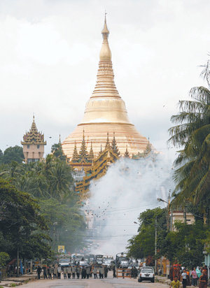 불교 성지 봉쇄미얀마의 무장한 군과 경찰 병력이 26일 최루탄가스가 자욱한 양곤의 불교 성지 ‘슈웨다곤 파고다’ 출입로를 통제하고 있다. 승려들의 주도로 시작된 이번 시위가 유혈사태로 치달으면서 미얀마 군부를 규탄하는 국제사회의 목소리가 높아가고 있다. 양곤=로이터 연합뉴스
