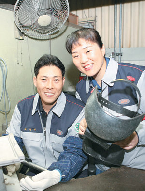 한국에서 유일한 기능장 부부인 김영택(왼쪽) 고은정 씨는 시간 날 때마다 생활 주변에서 아이디어 상품을 개발해 만들어 보는 것이 취미다. 아내가 제품을 설계 조립하면 남편은 용접을 하고 마무리 작업을 한다. 정미경 기자