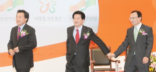 아직은 싸우기 전27일 오후 대통합민주신당 광주·전남 경선 합동연설회가 열린 광주 염주종합체육관에서 정동영 전 열린우리당 의장(가운데), 손학규 전 경기지사(왼쪽), 이해찬 전 국무총리가 당원들에게 인사하기 위해 무대 중앙으로 걸어가고 있다. 김동주 기자