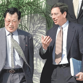2000년 7월 북-미 간 미사일 협상 당시 로버트 아인혼 미국 국무부 비확산담당 차관보(오른쪽)가 장창천 북한 외무성 미주국장과 얘기를 나누는 모습. 아인혼 전 차관보는 노무현 대통령이 북한에 달콤한 당근을 제시하되 비핵화를 진지하게 이행한 뒤에야 그것을 가질 수 있음을 분명히 해야 한다고 당부했다. 동아일보 자료 사진