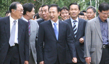 환경토론회 참석 한나라당 이명박 대선후보(앞줄 가운데)가 28일 ‘푸른 한반도 만들기’를 주제로 열린 환경 토론회에 참석하기 위해 당직자 및 환경 전문가들과 함께 서울 성동구 성수동 서울숲으로 들어서고 있다. 신원건 기자