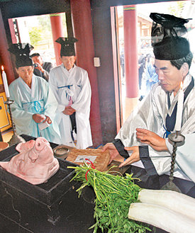 30일 전남 장성군 황룡면 필암서원에서 열린 하서 김인후 선생의 추향제에서 제관들이 제단에 제물을 올리고 있다. 장성=박영철 기자