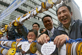 청계천서 희망 메시지이명박 한나라당 대선후보가 30일 청계천 복원 2주년 기념축제가 열리고 있는 서울 청계천을 찾아 ‘온 국민의 사랑 받는 청계천이 되기를 바랍니다’라는 희망 메시지를 남겼다. 이종승  기자