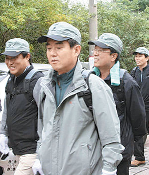 1일 창립 83주년을 맞은 삼양그룹의 김윤 회장(왼쪽에서 두 번째)이 서울 서초구 청계산에서 임직원들과 산행을 하고 있다. 사진 제공 삼양그룹