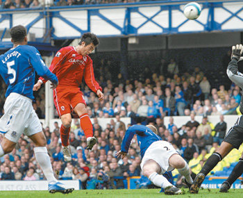 미들즈브러 이동국(왼쪽에서 두 번째)이 전반 25분 에버턴 골문을 향해 헤딩슛을 날리고 있다. 그러나 이 골은 크로스바를 맞고 튀어 나왔으며 이동국은 득점 기회를 놓쳤다는 비난을 받았다. 리버풀=AP 연합뉴스