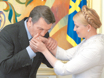 빅토르 유셴코 우크라이나 대통령(왼쪽)이 지난달 27일 총선 선거운동 도중 야당 지도자인 율리야 티모셴코 전 총리의 손에 입을 맞추고 있다. 2004년 함께 오렌지혁명을 이룬 두 사람은 이번 총선 승리 후 다시 힘을 합칠 것으로 전망된다. 키예프=AP 연합뉴스