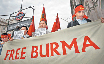 “버마에 자유를” 영국 내 미얀마 망명 인사들을 포함한 수천 명이 지난달 30일 ‘버마(미얀마 군정이 바꾸기 전의 나라 이름)에 자유를’이라고 적힌 플래카드를 들고 미얀마의 민주화 시위를 지지하는 가두 행진을 벌였다. 승려들이 이끄는 시위대는 런던 트래펄가 광장을 출발해 웨스트민스터 시를 지나 배터 시 공원까지 행진한 뒤 평화 기도로 행사를 마쳤다. 런던=로이터 연합뉴스