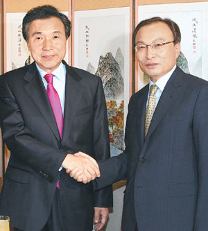 대통합민주신당 대선 경선 주자인 손학규 전 경기지사(왼쪽)와 이해찬 전 국무총리가 1일 밤 서울 영등포구 여의도 국민일보 빌딩에서 긴급 회동했다. 두 사람은 이날 정동영 전 열린우리당 의장 측의 불법 동원 경선을 이유로 경선 일정을 1주일간 중단하기로 합의했다. 전영한 기자