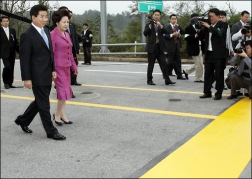 2일 오전 노무현 대통령과 권양숙 여사가 2007 남북정상회담을 위해 평양으로 향하며 군사분계선을 도보로 넘고 있다. (파주=청와대 사진기자단)