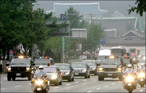 2일 오전 2007 남북정상회담을 위해 청와대를 출발한 노무현 대통령의 차량행렬이 서울 광화문 세종로를 지나고 있다. (서울=연합뉴스)