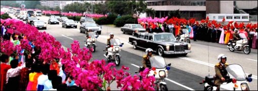 일 평양시민들이 노무현 대통령과 김영남 최고인민회의 상임위원장이 탄 무개차를 향해 환영인사를 하고 있다.  (평양=청와대 사진기자단)