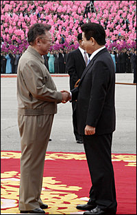 노무현 대통령과 김정일 국방위원장이 2일 낮 평양시 4.25 문화회관 광장에서 열린 공식환영식에서 처음으로 만나 악수하고 있다. (평양=청와대 사진기자단)