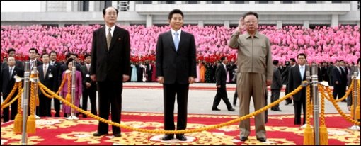 노무현 대통령과 김정일 국방위원장이 2일 낮 평양시 4.25 문화회관 광장에서 열린 공식환영식에서 의장대의 분열을 받고 있다. 왼쪽은 김영남 최고인민회의 상임위원장. (평양=청와대 사진기자단)