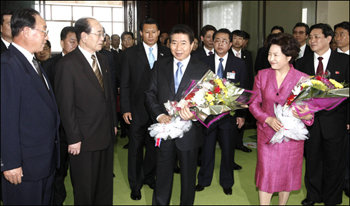 2일 오후 남북정상회담을 위해 평양을 방문한 노무현 대통령이 공식환영식을 마친 뒤 숙소인 백화원 영빈관에 도착, 환영 꽃다발을 받고 있다. (평양=청와대 사진기자단)