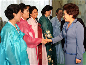 대통령 영부인 권양숙 여사가 2일 오후 평양시 백화원 영빈관에서 북측 여성계 인사들과 환담에 앞서 악수하고 있다. (평양=청와대 사진기자단)