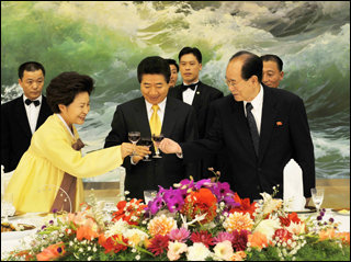 2일 평양 목란관에서 열린 김영남 최고인민회의 상임위원장 주최 공식 만찬에서 노무현 대통령과 권양숙 여사, 김영남 상임위원장이 건배를 하고 있다. (평양=청와대 사진기자단)