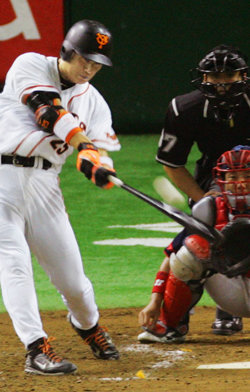 “그래 이 맛이야.” 이승엽(31·요미우리)이 1-3으로 뒤진 4회 1사 2루에서 야쿠르트 좌완 선발 이시카와 마사노리를 상대로 오른쪽 담장 광고판을 때리는 큼직한 동점 투런포를 터뜨리고 있다. 이 홈런으로 이승엽은 일본 진출 후 3년 연속 30홈런을 기록했다. 도쿄=연합뉴스