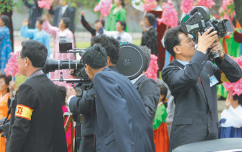 분주한 北 취재진북한 취재진이 2일 평양에서 진행된 노무현 대통령과 김영남 북한 최고인민회의 상임위원장의 카퍼레이드를 취재하기 위해 준비하고 있다. 평양=연합뉴스