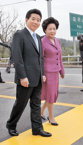 “이 선 때문에 민족이 많은 고통 받아”노무현 대통령과 부인 권양숙 여사가 2일 오전 ‘2007 남북 정상회담’ 참석차 방북길에 군사분계선 인근에서 차에서 내려 분계선을 넘고 있다. 파주=연합뉴스