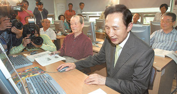 한나라당 이명박 대선후보(앞줄 오른쪽)가 2일 ‘노인의 날’을 맞아 경기 안양시 동안구의 한 노인복지센터 컴퓨터실에서 사진 리터치 프로그램을 써 보고 있다. 안양=신원건 기자