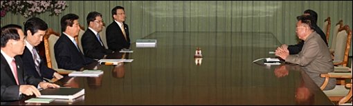 노무현 대통령과 김정일 국방위원장이 3일 오전 평양 백화원 영빈관에서 정상회담을 하고있다. (평양=청와대 사진기자단)