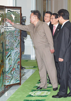 “병풍 좀 만져봅시다”3일 오전 평양 백화원 영빈관에서 열린 남북 정상회담 전 북한 김정일 국방위원장이 노무현 대통령의 선물 중 ‘12장생도’ 병풍을 만져 보며 관심을 보이고 있다. 노 대통령은 “남쪽의 장인이 만든 것”이라고 소개했고, 김 위원장은 “진귀한 진품을 전해 주셔서 감사하다”고 화답했다. 평양=연합뉴스