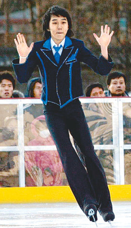 김민우 전 국가대표 피겨 아이스댄싱 선수가 2005년 1월 서울시청 앞 스케이트장에서 특별공연을 펼치던 모습. 동아일보 자료 사진