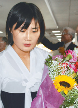 환영받는 北여성단원4일 미국을 처음 방문한 북한 태권도 시범단의 한 여성 단원이 로스앤젤레스 국제공항에서 환영객에게서 꽃다발을 건네받고 있다. 로스앤젤레스=연합뉴스