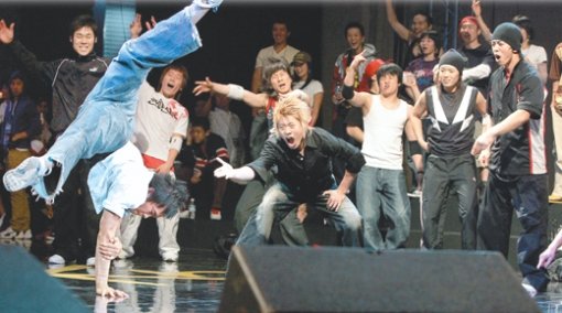 사춘기에 접어든 ‘아들’들은 입을 꼭 다문 채 내면을 잘 드러내지 않는다. 이들이 성장통에서 겪는 감정의 속내를 들으려면 마음을 여는 남다른 노력이 필요하다. 소년들의 다양한 재능과 관심을 무시하지 않는 것도 한 방법이다. 춤이든 노래든 열정으로 덤비는 일엔 박수를 쳐 줘야 한다. 사진은 비보이 대회에 참가한 청소년들. 동아일보 자료 사진