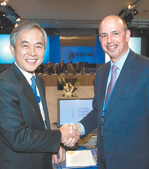 “온실가스 감축 등 환경문제 적극 대응”7일 국제철강협회장에 선출된 이구택 포스코 회장(왼쪽)은 “세계 철강산업이 제2의 부흥기를 맞고 있다”며 “온실가스 감축을 위한 실질적 방안 도입과 회원사 확대에 주력할 것”이라고 밝혔다. 이 회장이 존 서머 US스틸 회장과 밝은 표정으로 악수하고 있다. 사진 제공 포스코