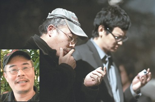 25일 개봉 예정인 ‘M’의 이명세 감독(왼쪽)이 촬영 현장에서 주인공 민우 역을 맡은 강동원에게 연기를 지도하며 시범을 보이고 있다. 사진 제공 비단