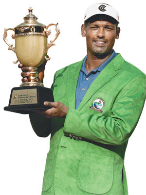 1995년 패스포트오픈 우승 후 12년 만에 한국을 다시 찾은 ‘흑진주’ 비제이 싱(피지)이 7일 제50회 한국오픈골프대회에서 정상에 오른 뒤 우승컵을 들어 보이고 있다. 천안=연합뉴스