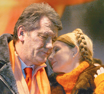 2004년 12월 우크라이나 ‘오렌지혁명’을 함께 이끌었던 유셴코(왼쪽)와 티모셴코. 동아일보 자료 사진