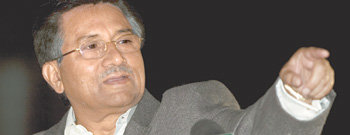 페르베즈 무샤라프 파키스탄 대통령이 6일 수도 이슬라마바드의 대통령 궁에서 가진 기자회견 중 자신감 넘치는 포즈를 취하고 있다. 이슬라마바드=AP 연합뉴스