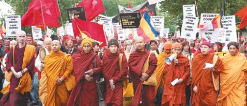 런던 1만여명 유혈진압 규탄 6일 영국 런던에서 1만여 명의 불교 승려와 시민들이 참가해 최근 미얀마 군사정부의 민주화운동 탄압을 규탄하는 시위를 벌이고 있다. 런던=로이터 연합뉴스