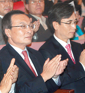 박수치고 이해찬 전 국무총리가 7일 국회 의원회관 대회의실에서 열린 ‘민주평화개혁세력 대토론회’에 참석해 박수를 치고 있다. 오른쪽은 이 전 총리 캠프의 공동선대위원장을 맡은 유시민 전 보건복지부 장관. 이종승 기자