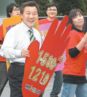 율동하고 대통합민주신당 대선후보 경선 주자인 손학규 전 경기지사(왼쪽)가 7일 서울 강남구 삼성동 코엑스 앞에서 지지자들과 함께 행인들에게 대통합민주신당 대선후보 경선 ‘모바일 투표’ 참여를 호소하고 있다. 김재명 기자