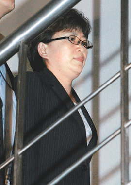 정인훈 씨 구속 수감 노무현 대통령을 포함해 수백 명을 대통합민주신당 경선 선거인단에 무단 등록하도록 지시한 정인훈 씨가 6일 영장실질심사를 받기 위해 서울중앙지법 계단을 올라가고 있다. 정 씨는 이날 실질심사를 마친 뒤 구속 수감됐다. 연합뉴스