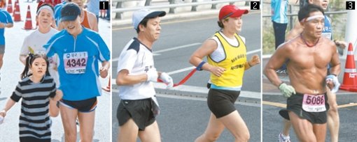나눌수록 즐거운 마라톤 함께할 사람이 있을 때 마라톤은 더욱 즐겁다. 7일 하이서울마라톤대회에서 아버지와 딸이 서로 격려하며 뛰고 있다(1). 한 시각장애인(왼쪽)이 도우미와 함께 풀코스 도전에 나섰다(2). 한 참가자는 근육질의 몸을 드러낸 채 달려 눈길을 끌었다(3). 이훈구  기자·신원건 기자