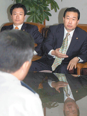 鄭캠프, 서울경찰청 항의 방문 정동영 전 열린우리당 의장 측 양형일(오른쪽) 이상경 의원 등이 7일 서울 종로구 내자동 서울지방경찰청을 방문해 어청수 서울경찰청장(등이 보이는 사람)에게 전날 정 전 의장 선거 캠프 사무실에 대한 경찰의 압수수색 시도에 대해 항의하고 있다. 이종승  기자