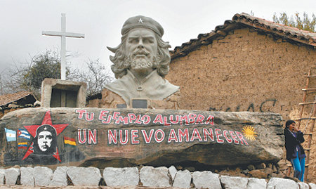 총살당한 마을의 기념물체 게바라 사망 40주년 이틀 전인 7일 볼리비아 라이게라의 게바라 기념물 앞에서 한 여인이 상념에 잠겨 있다. 라이게라는 1967년 10월 9일 게바라가 총살당한 곳. 기념물에 쓰인 글귀는 ‘당신의 본보기, 신 새벽의 빛’이라는 뜻이다. 라이게라=로이터 연합뉴스