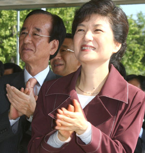박근혜 전 한나라당 대표가 9일 자신의 지역구인 대구 달성군 군민운동장에서 열린 체육대회에 참석해 박수를 치고 있다. 대구=신원건  기자