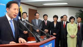 이명박 한나라당 대선 후보가 9일 서울 여의도 당사에서 교육정책과 관련한 대선 공약을 발표하고 있다. 이종승  기자