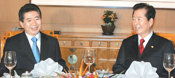 9일 노무현 대통령과 김대중 전 대통령이 청와대 본관에서의 오찬회동에서 2007 남북 정상회담을 주제로 환담하며 활짝 웃고있다. 김경제 기자