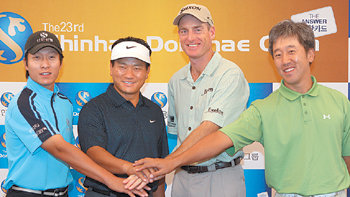 손잡은 4강11일부터 열리는 신한동해오픈에 출전하는 김경태, 최경주, 짐 퓨릭, 허석호(왼쪽부터)가 9일 서울 중구 소공동 롯데호텔에서 열린 기자회견에서 손을 맞잡으며 선전을 다짐하고 있다. 연합뉴스